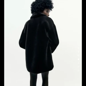 Fluff kappa - Säljer min fluffiga kappa i fuskpäls. Använde sällan men inte längre så den är i fint skick. 🌸