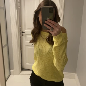 Gul stickad tröja  - Säljer denna jätte fina gula stickade tröjan, nästan aldrig använd och är därför i ett väldigt bra sick 