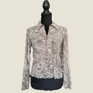 Mesh 2000-tals tröja - Rekommenderar! Sjukt unik perfekt mesh tröja med små nitliknande detaljer på både armar och framsida. Inga defekter! Ingen lapp men uppskattningsvis en strl M. Dockan är i strl S