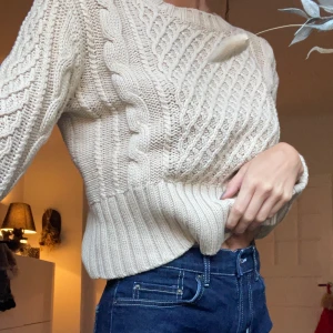 Acnetröja  - En beige Acnetröja. Skönt material, inget som sticks. 