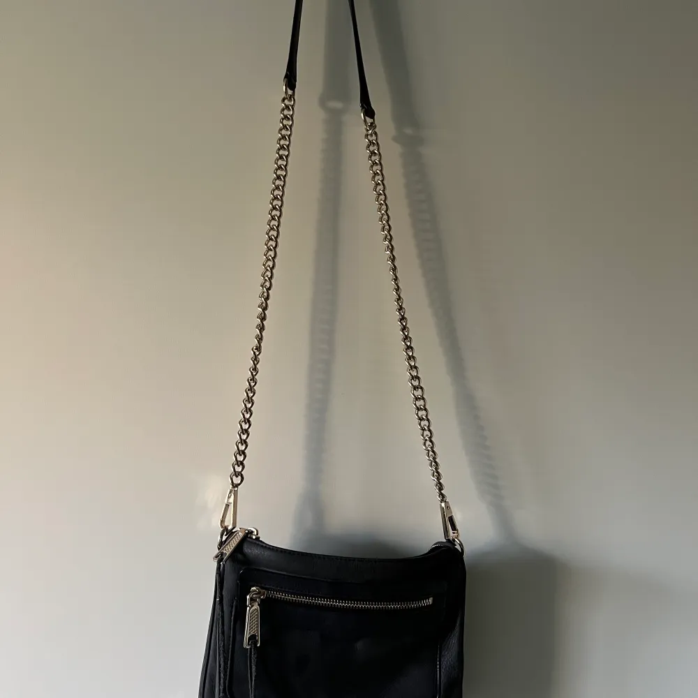 rebecca minkoff väska i mörkblå med guld detaljer, köparen står för frakten! ej spårbar frakt kostar 40kr spårbar kostar 99kr. Accessoarer.