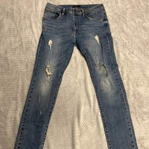 Slitna jeans ifrån Pier One slit fit med storlek W32 L34. Pris kan diskuteras vid snabbaffär.