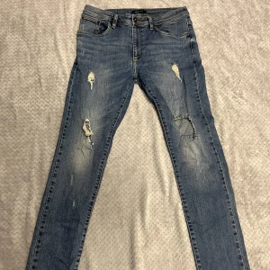 Jeans ifrån Pier One Slim fit 32/34 - Slitna jeans ifrån Pier One slit fit med storlek W32 L34. Pris kan diskuteras vid snabbaffär.