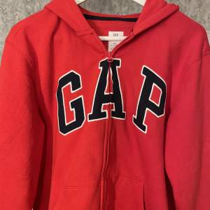 Säljer min superfina gap hoodie då den tyvärr inte kommer till någon användning💗 Den är i storlek xxl barnstorlek men passar Xs-S, skriv till mig privat för fler bilder💗priset kan diskuteras