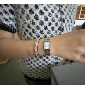 Säljer - Säljer valentino armband i nyskick! Endast andvänt fåtal gånger(lånad bild) 