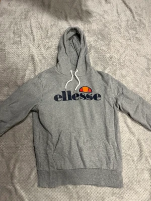 Ellesse Hoodie Large - Grå Ellesse Hoodie med storlek Large. Nyskick 10/10. Pris kan diskuteras vid snabbaffär. 