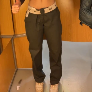 dickies  - säljer dessa gråa dickies som jag köpt second hand men som är som nya. De är endast använda enstaka gånger. hittar inte någon storlek på byxorna men de är stora för mig som är 165 och normalt har strl. m. passar dock bra, som på bilden, när man viker ner