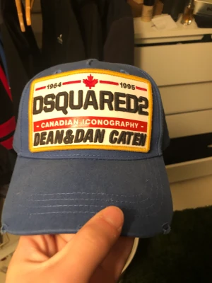 Dsquared2 keps  - Hej säljer min d2 keps då jag köpte den på Johnnels men använde den bara 2 ggr så därför är den till salu eller 450 tanke it or leave it 