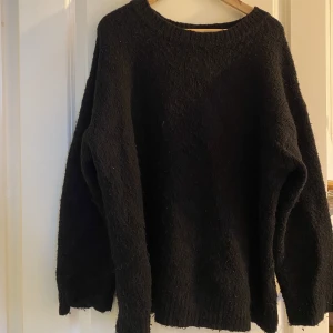 Stickad oversized tröja  - Svart stickad tröja från Zara i storlek M🖤