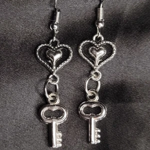 Örhängen med silvriga berlocker! ♡🔑 - ENDAST ETT PAR KVAR!!  Mina absoluta favoritörhängen! Egengjorda och rostfritt. Troligtvis nickelfria men är du allergiker bör du vara försiktig. Perfekt alla hjärtans dag present till din flickvän! ♡
