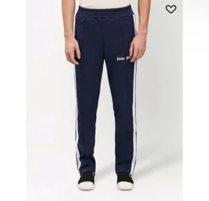 Palm Angels byxor  - Säljer åt min kille: Palm Angels byxor stl M, bra skick Köpta för 3800 kr, säljer för 1900 kr+ frakt