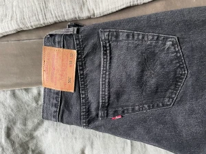 Levis jeans - Storlek 30/32 (sitter större) modell 501  Använda 2 gånger efter köp, i princip i nyskick 