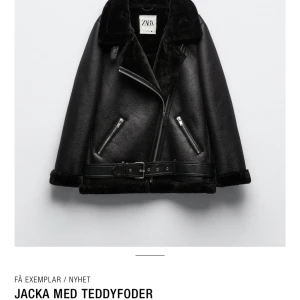 Zara skinnjacka - Säljer min fina skinnjacka eftersom att den ej kommer till användning skriv i dm för fler bilder möts i Stockholm❤️kan tänka mig att sänka priset eller byta mot något 