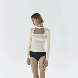 Zara tröja - Säljer denna skitsnygga tröjan från zara som är helt slutsåld, storlek m men passar även s💓