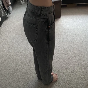 Grå tvättade Jeans - Använda ett fåtal gånger, midwaist