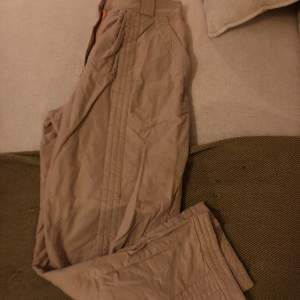 Superballa puderrosa cargoliknande byxor i strl 36/38 ärvda av min mormor som haft de när hon va ung. Fint skick! 