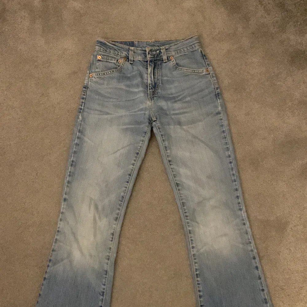 Ett par levis jeans i mycket bra sick säljer för att dom är för korta i benen ( köparen står för frakt 50kr ). Jeans & Byxor.