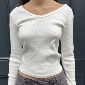 Brandy Melville topp  - Så snygg tröja från brandy Melville! Typ aldrig använd så är i väldigt bra skick. Skriv för fler bilder!!💞💞