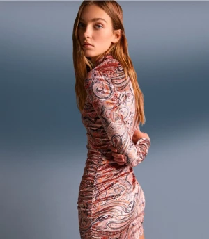 NY, Bershka, miniklänning, festklänning, paisley, velvet, strl M - Denna vackra klänningen från märket Bershka i minilångt säljer jag på grund av flytt. Klanningen är i retro stil och figurnära. Den är ny, aldrig används.  Du kan också hämta varan hos mig istället att jag skickar till dig. Jag bor på Hornstull. 