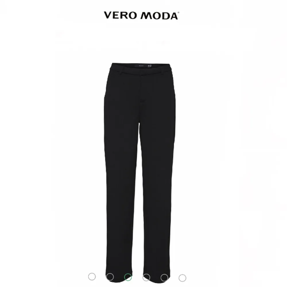 Säljer min kostymbyxor från Vero Moda eftersom de tyvärr blev lite för korta för mig som är 169 cm.  Köpta för 400kr.  Väldigt sköna och flexibla. Använda fast i ett bra skick.  Köpare står för frakt, kan mötas upp🙌🏼🙌🏼. Jeans & Byxor.