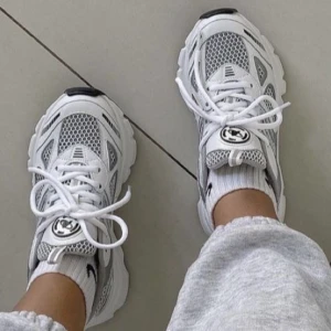 Axel arigato  - Säljer mina Axel arigato Marathon runners. Säljer på grund av dem tyvärr inte kommer till användning:( Dem är i fint skick, kommer så klart tvätta dem innan dem skickas.  (Köparen står för frakten) 