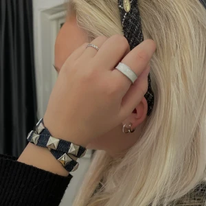 Nitarmband i mörk denim - Nu finns det mörka nitarmband i både 1 och två varv. Perfekt julklapp och supersnygg accessoar som piffar upp outfiten. Skynda fynda för att få hem innan jul! 