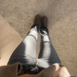 Midwaist jeans - Superfina midwaist jeans!! Aldrig använda av mig, enbart tvättade. Köpta second hand. Långa på mig som är 1.78