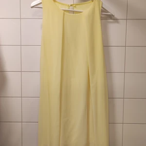 Klänning från Italien - Klänning i köpt i Italien, aldrig använd med etiketten kvar 