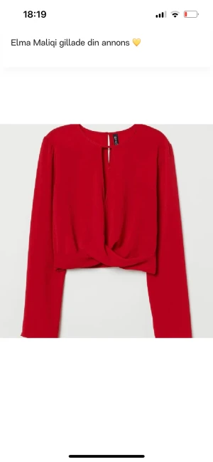 Röd tröja - En röd blus från h&m i storlek 32 men skulle mer säga att den är 34-36 pga passa mig som bruka ha de storlekarna. Väldigt fint skick endast använd en gång. Fin nu till julen.