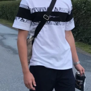 Calvin Klein axelväska - Calvin Klein axelväska. Beige väska med svarta band.  Använder inte längre! Pris kan diskuteras 