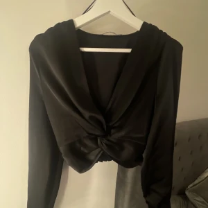 topp zara - topp från zara storlek M men passar också S. Aldrig använd! perfekt till nyår🖤🖤🖤🖤