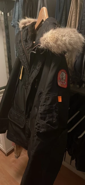 Parajumper vinter jacka till salu - Storlek (S) Köpt från johnells  Ny pris 11500kr Säljer för 2000-2500kr (pris kan diskuteras) Från Uppsala Ganska bra skick (använd)