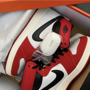 Jordan 1 AJKO - Jordan 1 AJKO - chicago/university red, strl 40,5. Oanvända (DSWT) condition: 10/10. Skriv vid intresse, bra pris vid snabb affär!