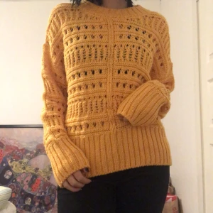 Stickad tröja 💛 - Jättefin stickad tröja som knappt är använd, jätte fint mönster på både fram och baksidan köpt för 200 säljer för 100💛