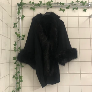 Kofta med päls ✨ - Superfin kofta med pältrim. Kan stängas med en hyska. Funkar som jacka till våren. Slapp i passformen så skulle passa allt från S-XL. Hella rich milf vibbar den är så SNYGG!!🖤