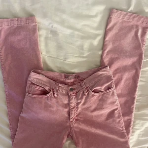 Rosa lowwaisted jeans - Fina Gossip midwaisted byxor, matrialet är i mocka och är straight! Jag är runt 175+ och dom är lagom långa! INRB: 85cm MIDJ: 38cm🤍 Frakt tillkommer