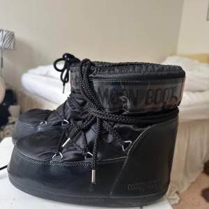 Säljer superfina ”Moon Boot Icon Glance low snow boots”, inköpta förra året och sparsamt använda! 🫶🏼🫶🏼köpare står för frakt