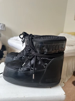 Låga Moonboots - Säljer superfina ”Moon Boot Icon Glance low snow boots”, inköpta förra året och sparsamt använda! 🫶🏼🫶🏼köpare står för frakt