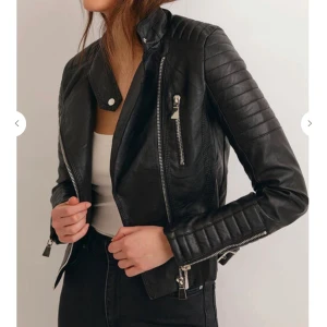 Chiquelle skinnjacka - Säljer min chiquelle ”moto” jacka för att den it är min stil längre, utan skador.