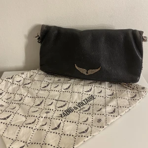 Zadig väska - Säljer min zadig väska då den inte kommer till användning. Haft den ca 1,5 år och den är i hyfsat bra skick. Några få effekter vilken man kan se på bilden. Man får med dustbag+långa bandet. Kom privat för fler frågor💞💞