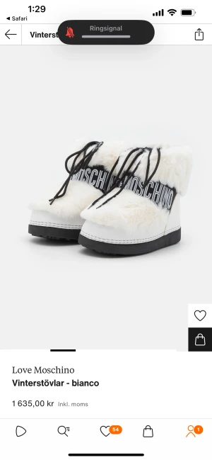 Love Moschino Snowboots  - Vita moschino vinterskor. Helt nya, använda en gång. Jättefina skor men har ingen användning för de. Pris kan diskuteras vid snabb affär. Slutsålda på Zalando. Orginalpris 1600-1700 kr