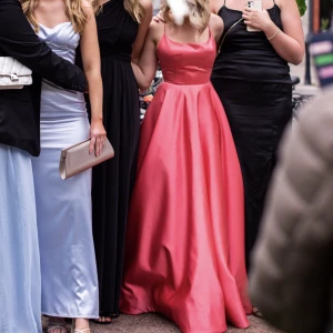 Superfin balklänning - Säljer nu min fina fina coral rosa balklänning från det exklusiva märket Tarik Ediz. Endast använd 1 gång. Öppen rygg med knytning❣️  (Bild 3 är innan den blev insydd) Nypris 4000kr (köptes på Proms & Weddings i Malmö) 🤍 Bara fråga om ni undrar något!!❣️ 