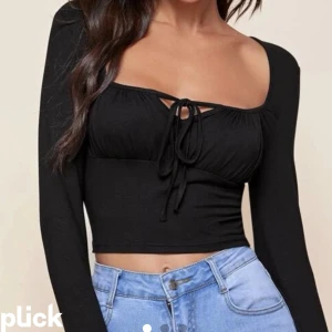 Topp shein - Säljer topp från shein. Säljer pga att den inte passade mig.. aldrig använd💗