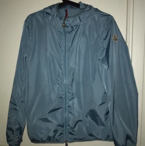 Moncler vindjacka - Tja säljer nu min riktigt snygga Moncler vindjacka då den blivit för liten. Väldigt unik färg. Cond 9/10  NFC scan finns och qr kod som du kan få bild på vid intresse  Billigare vid snabb affär