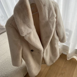 Mango fuskpäls - Storlek S