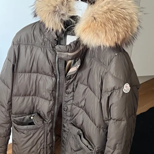 Moncler jacka - Denna bra skick så klart äkta passa S och M storlek är 2