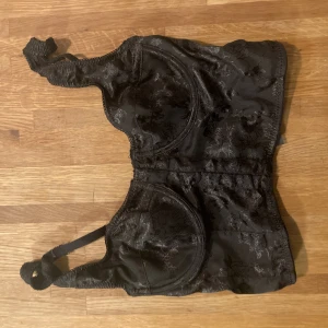 Bustier svart - Jättefint korsett med fint mönster. Måste sälja pga flytt</3