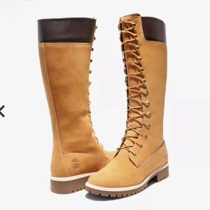 Äkta timberland stövlar  - Äkta timberland dam stövlar för 1000kr.. köpta för 2400kr har endast använt dem 2 gånger ser helt nya ut . 