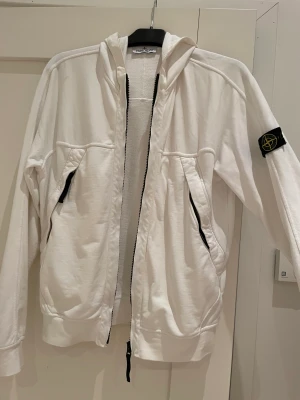 Stone island Hoodie  - Skick 9/10 knappt använd. Storlek 176 passar även Xs och S.