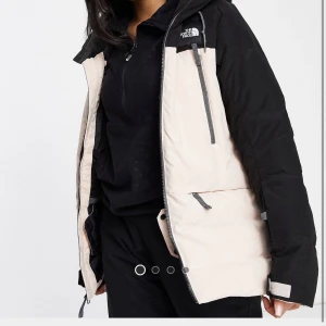 The North Face skidjacka  - Jackan är använd ett fåtal gånger och är som ny, är en perfekt skidjacka med plats för liftkort💗jackan är i storlek s💗nypris 3130kr